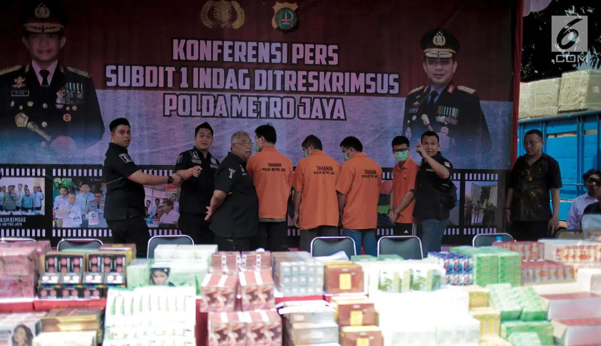Empat tersangka dihadirkan saat rilis kasus penyelundupan dan barang ilegal di Halaman Ditreskrimsus Polda Metro Jaya, Rabu (14/8/2019). Polisi mengamankan 11 truk berisi kosmetik, obat-obattan dan barang ilegal lainnya. (Liputan6.com/Faizal Fanani)