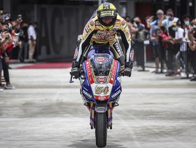 Toprak Razgatlioglu berhasil menjadi Juara Dunia meski hanya finis kedua di belakang Jonathan Rea pada Race 1 WSBK Mandalika 2021. Toprak memastikan gelarnya usai unggul 25 poin dari rivalnya, Rea. (AP/Achmad Ibrahim)