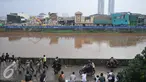Warga menyaksikan pembokaran bangunan di kawasan prostitusi Kalijodo, Jakarta Utara, Senin (29/2). Puluhan bangunan di kawasan tersebut mulai rata dengan tanah serta menjadi tontonan warga. (Liputan6.com/Gempur M Surya)
