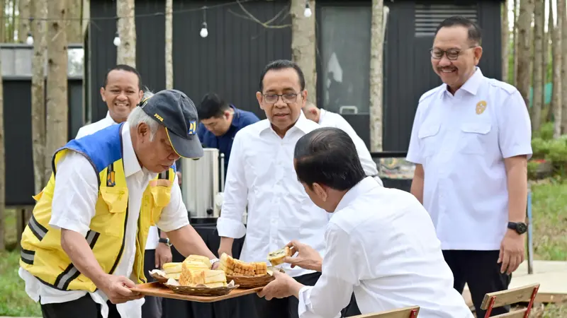 Menteri Pekerjaan Umum dan Perumahan Rakayt (PUPR) Basuki Hadimuljono membawakan sarapan pagi untuk Presiden Jokowi saat memantau pengerjaan proyek Ibu Kota Negara Nusantara (IKN). (Istimewa)