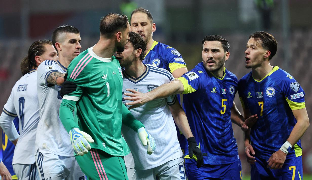 Kemenangan ini memastikan Bosnia dan Herzegovina lolos ke putaran final Piala Dunia 2026. Sebaliknya, Italia mencatat sejarah kelam dengan gagal tampil di tiga edisi Piala Dunia secara beruntun. (AP Photo/Armin Durgut)