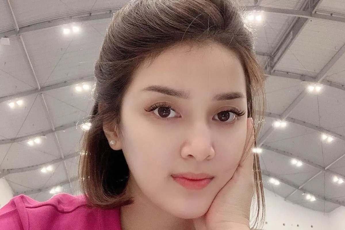 6 Potret Gaya Rambut Baru Rosiana Dewi, Tampil Menawan Saat Hamil
