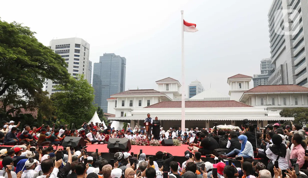 Gubernur DKI Jakarta Anies Baswedan didampingi Istri Fery Farhati memberikan sambutan saat acara perpisahan di Balai Kota, Jakarta pusat, Minggu (16/10/2022). Pemprov DKI Jakarta bersama relawan menggelar acara perpisahan untuk Gubernur DKI Jakarta Anies Baswedan yang masa jabatannya berakhir tepat hari ini. (Liputan6.com/Herman Zakharia)