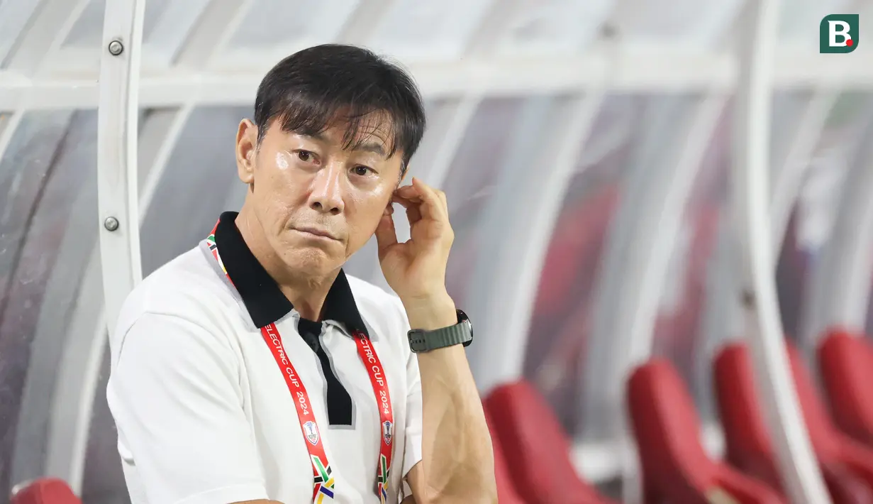 Pelatih Timnas Indonesia, Shin Tae-yong, dalam duel vesus Laos pada laga lanjutan Grup B Piala AFF 2024 di Stadion Manahan, Solo, Kamis (12/12/2024) malam WIB. (Bola.com/Abdul Aziz)