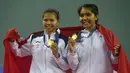 Ganda putri Indonesia Nitya Krishinda dan Gresya Polii memegang medali mereka usai penghargaan medali final perorangan Ganda Putri Asian Games ke-17 di Gyeyang Gymnasium, Incheon, Korsel, Sabtu (27/9). (ANTARA FOTO/SAPTONO)