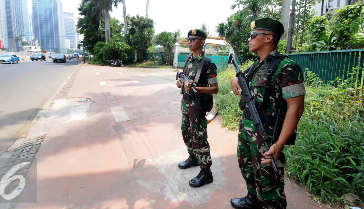 Anggota TNI memantau situasi sekitar jalan Jenderal Sudirman, Senayan, Jakarta, Senin (1/8). Jelang perhelatan KTT World Islamic Economic Forum ke-12, kawasan Gelora Bung Karno dan Senayan dijaga ketat. (Liputan6.com/Helmi Fithriansyah)