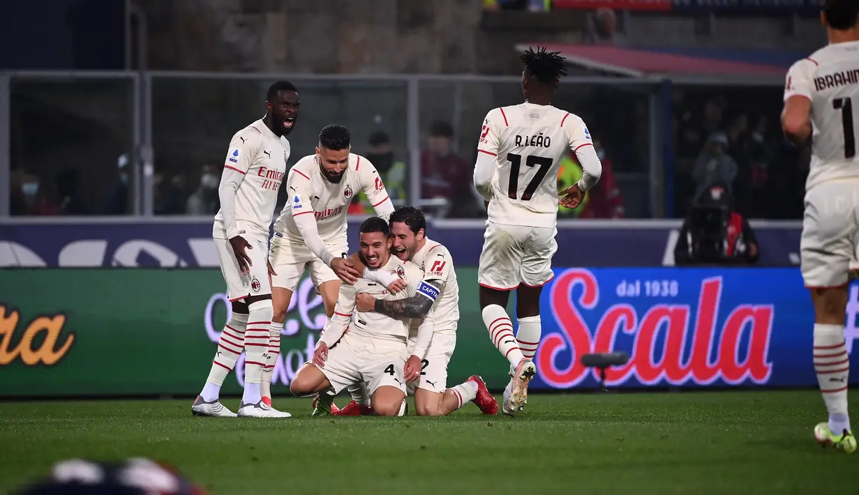 Gelandang AC Milan, Ismael Bennacer (tengah) berselebrasi usai mencetak gol ke gawang Bologna pada pertandingan  Liga Serie A Italia di stadion Renato Dall'Ara, Italia, Minggu (24/10/2021). Kemenangan ini untuk sementara mengantarkan Milan ke puncak klasemen dengan 25 poin. (AFP/Marco Bertorello)