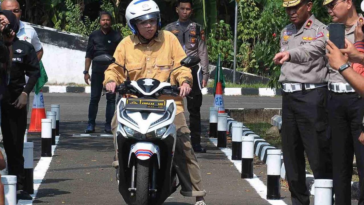 Korlantas Polri resmi mengubah materi ujian praktik Surat Izin Mengemudi (SIM) C untuk sepeda motor. Lintasan baru ini tak lagi menyertakan jalur zig-zag dan trek angka 8 yang selama ini dianggap menyulitkan.

Lantas bagaimanakah penampakan lintasan bar