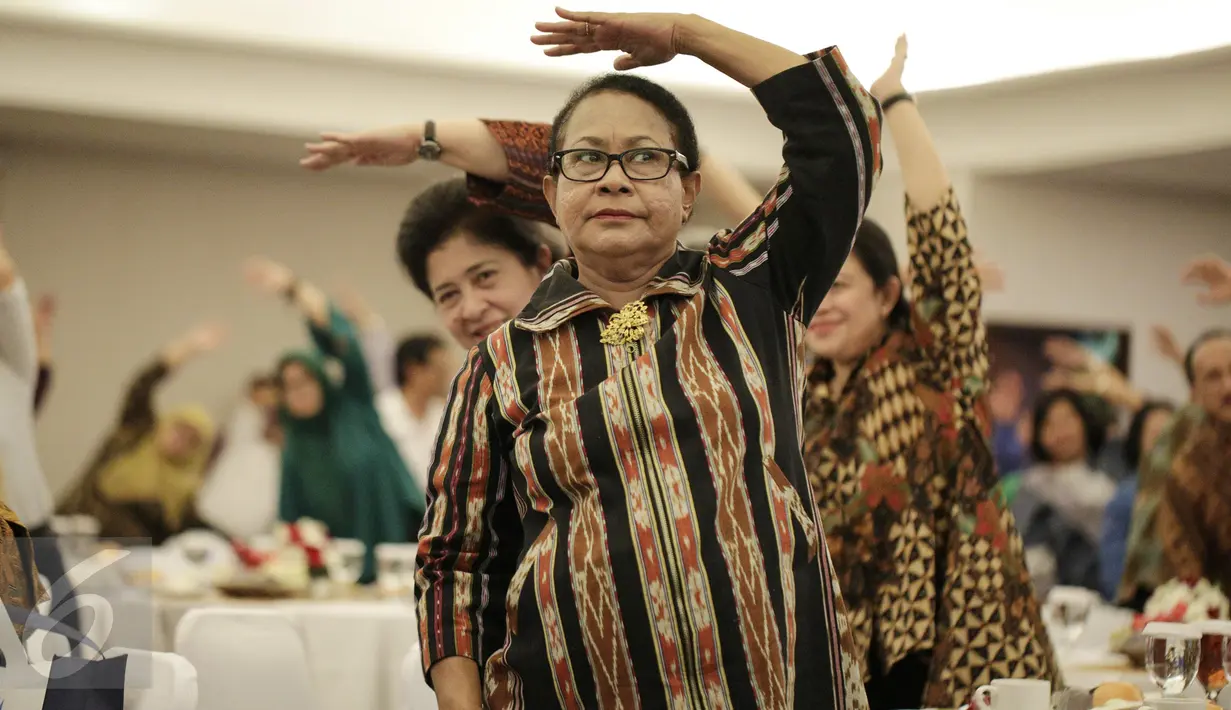 Menteri Pemberdayaan Perempuan dan Perlindungan Anak Yohanna Yembise melakukan senam peregangan otot sebelum membuka rangkaian acara Gerakan Masyarakat Hidup Sehat (Germas) di Kantor Kemenko PMK, Jakarta, Rabu (22/2). (Liputan6.com/Faizal Fanani)