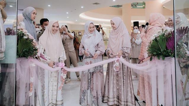 6 Potret Laudya Cynthia Bella Digandeng Ayah Bikin Baper, Liburan Bareng ke Banjarmasin