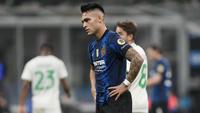 Inter Milan terpeleset di kandang sendiri usai takluk 0-2 dari Sassuolo dalam laga lanjutan Liga Italia, Minggu (20/2/2022). Hasil ini membuat Lautaro Martinez dkk. gagal mengkudeta  AC Milan dari puncak klasemen. Inter masih tertinggal dua poin dari sang rival. (AP/Antonio Calanni)
