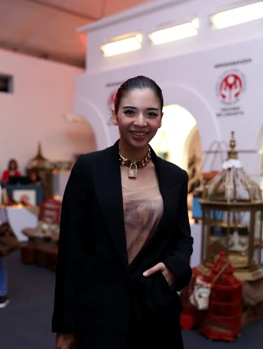 Namun di tengah kesibukannya mengurus anak, Oxcel masih tetap berusaha mempedulikan penampilan. Meski demikian, dia merasa tidak perlu harus pergi ke salon cukup dengan melakukan perawatan di rumah. (Andy Masela/Bintang.com)