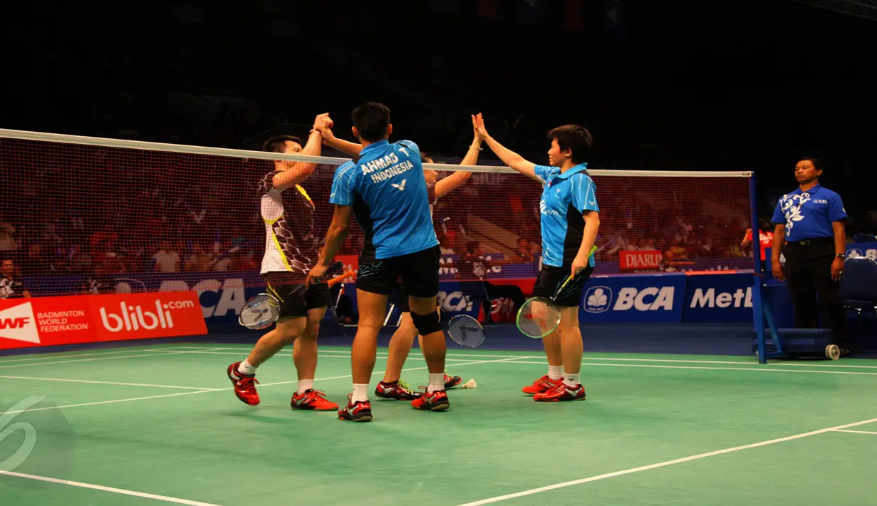 Tontowi Ahmad dan Liliyana Natsir bersalaman dengan ganda campuran Hongkong Lee Chun Hei Reginald dan Chau Hoi Wah. Indonesia menang dengan skor (26-24 dan 21-14) di turnamen Indonesia Open 2015, Jakarta, Selasa (2/6/2015). (Liputan6.com/Andrian M Tunay)