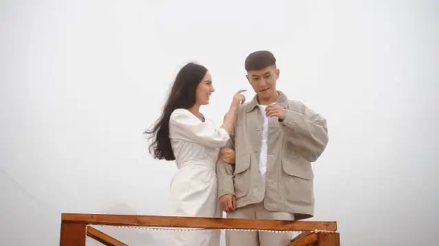 Lamar Kekasih di Atas Gunung, Ini 7 Momen Mesra Rafael Tan dan Sabina Paz
