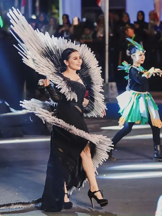 <p>Bintang film Danur 4 itu tampil memukau dalam acara gelaran JFC. Artis kelahiran Tangerang 26 tahun silam itu tampil mengenakan kostum karya anak bangsa yang terbuat dari sedotan bekas. [Instagram/prillylatuconsina96]</p>