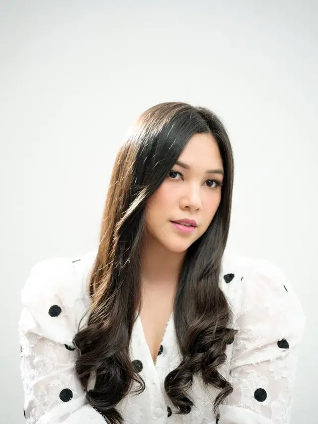 Joelle Gabriella. (ist)