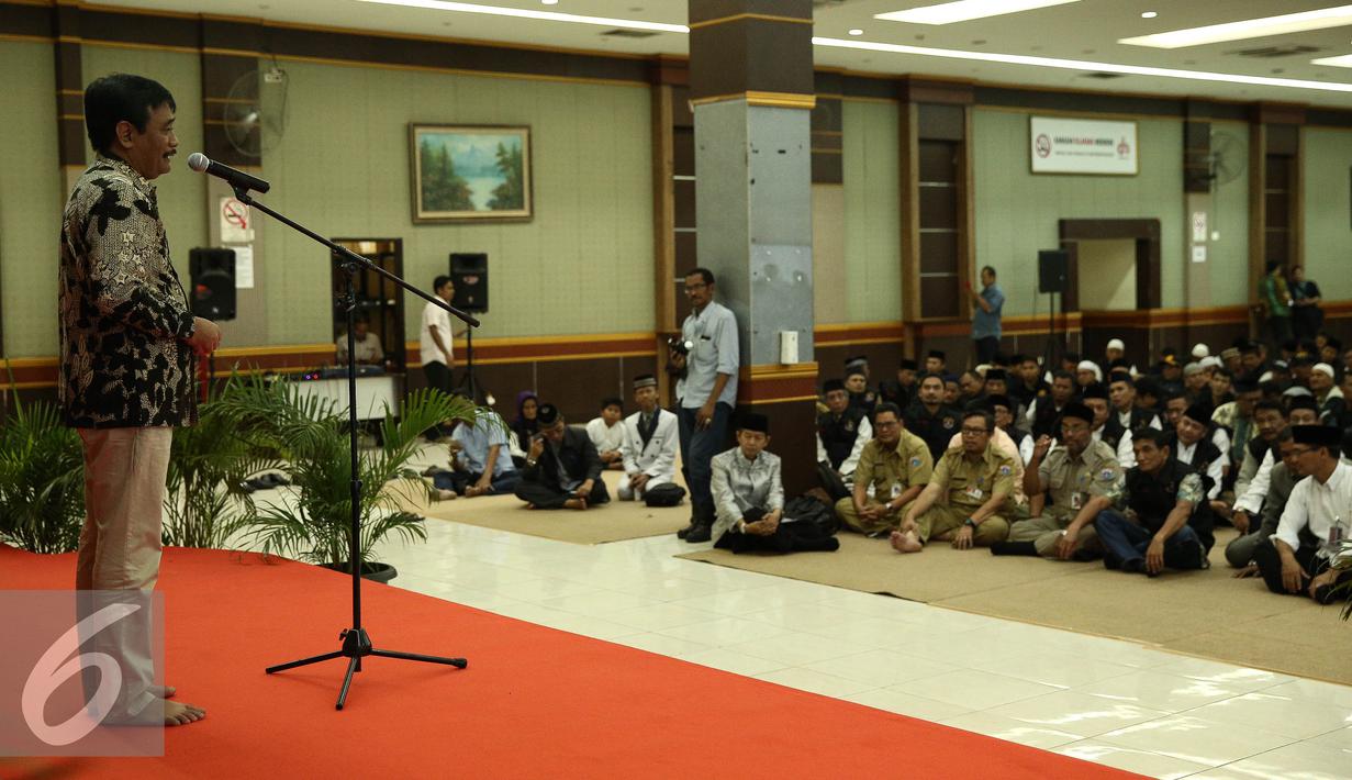 Wagub DKI, Djarot Saiful Hidayat memberikan arahan kepada Forum Kewaspadaan Dini Masyarakat (FKDM) saat buka puasa di Jakarta, Selasa (28/6). Djarot berpesan agar menjaga kerukunan dan keamanan di lingkungan masing-masing. (Liputan6.com/Faizal Fanani)