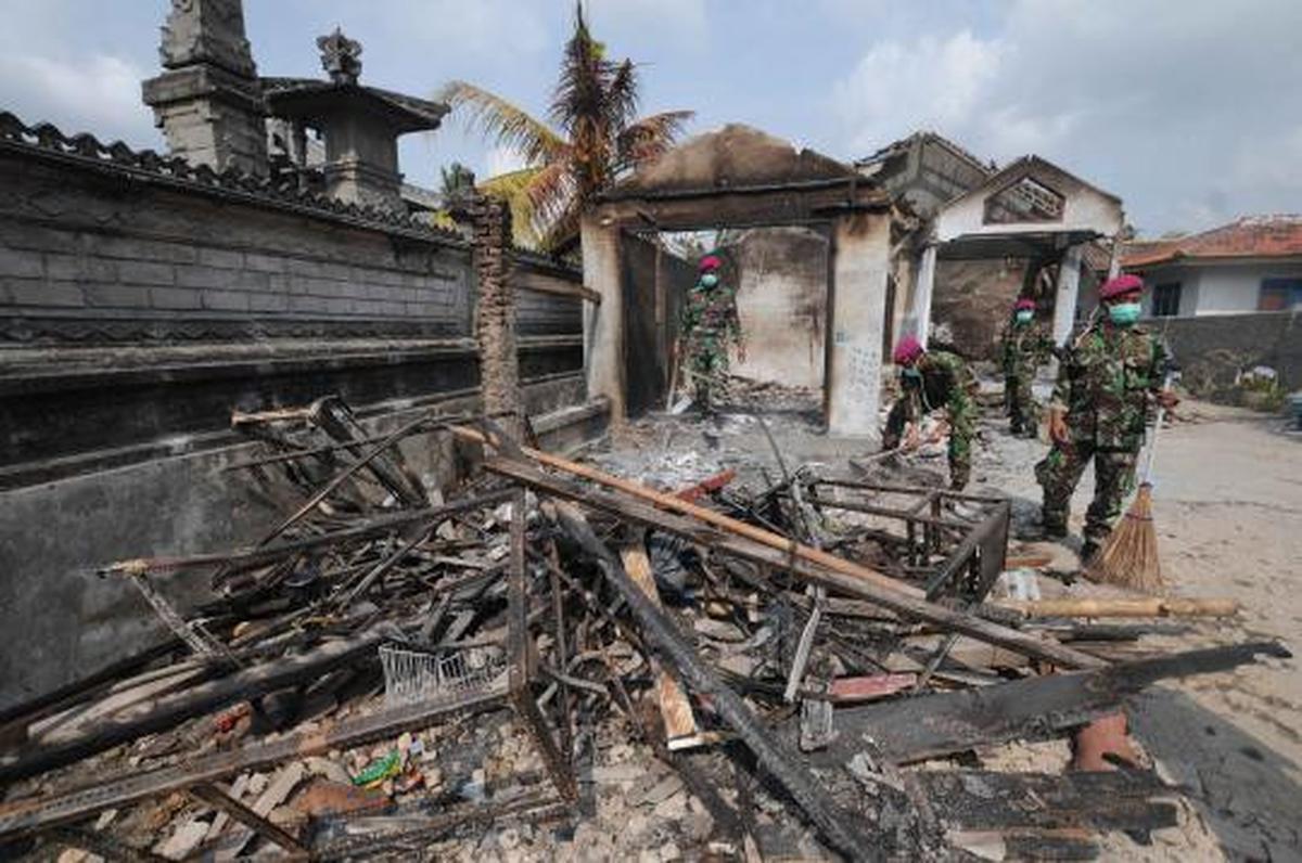 TNI bersihkan puing-puing pasca bentrokan Lampung Selatan