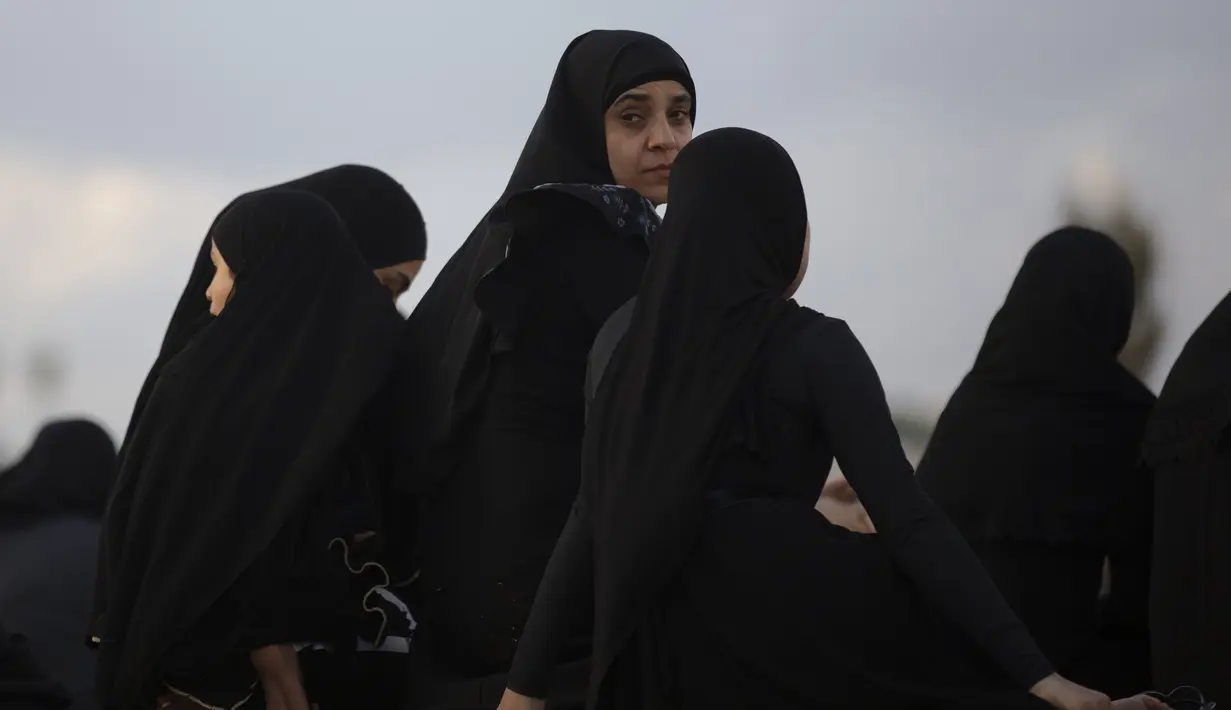Umat muslim berkumpul untuk melaksanakan salat Idul Fitri yang menandai berakahirnya bulan suci Ramadan di sebuah taman di Jaffa, Israel, Minggu (24/5/2020). Jaffa merupakan kota campuran Yahudi-Arab. (AP Photo/Oded Balilty)
