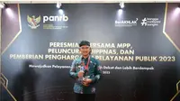 Wali Kota Tarakan Khairul dengan piala penghargaan Top 45 Inovasi Pelayanan Publik Tahun 2023.