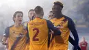 Striker AS Roma, Tammy Abraham (kanan) berselebrasi usai mencetak gol ke gawang CSKA-Sofia pada pertandingan Grup C Liga Europa di Nasional Vassil Levski, Bulgaria, Jumat (10/12/2021). Tammy Abraham mencetak dua gol dan mengantar Roma menang atas CSKA-Sofia 3-2. (AP Photo/Dessislava Komarova)