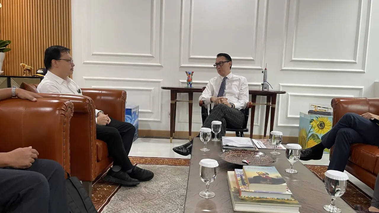 Deputi Bidang Koordinasi Pemberdayaan Ekonomi Masyarakat dan Pelindungan Pekerja Migran Kemenko PM Leontinus Alpha Edison melakukan pertemuan dengan Wamenlu RI Arif Havas Oegroseno di Kemlu RI, Jakarta, Senin (28/7/2025).