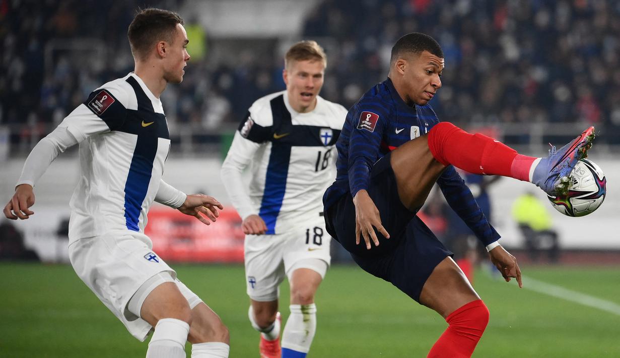Sedangkan Prancis yang diwakili oleh Kylian Mbappe beberapa kali merepotkan barisan belakang Finlandia. Namun, masih belum ada gol yang tercipta hingga laga memasuki jeda turun minum. (AFP/Franck Fife)