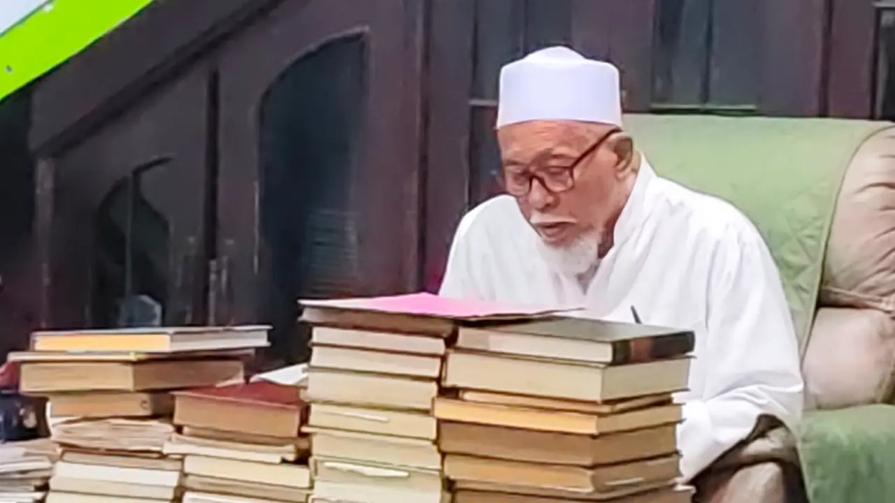 Pengasuh Pondok Pesantren Al Hikmah 1 Benda, KH Labib Shodiq Suhaemi. (Istimewa)
