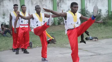 Sejumlah pemuda Tanzania dari Dragon Warriors Club berlatih kungfu di pusat kota Dar es Salaam, Tanzania, pada 25 Agustus 2020. Kungfu, seni bela diri China semakin populer di kalangan anak muda Tanzania. (Xinhua)