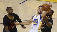 Pemain Golden State Warriors, Stephen Curry, saat pertandingan melawan Cleveland Cavaliers dalam Final NBA gim kedua di Oracle Arena, Oakland, California, AS, 4 Juni 2017.( EPA/Monica Davet)