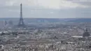 Kemegahan Menara Eiffel di antara pemukiman warga terlihat jelas dari atas Bassilique du Sacre-Coeur. (Bola.com/Vitalis Yogi Trisna)