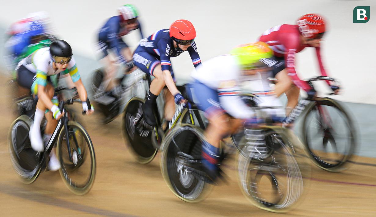 Sejumlah pebalap sepeda berkompetisi pada nomor madison putri UCI Track Nations Cup 2023 yang berlangsung di Jakarta International Velodrome, Rawamangun, Jakarta, Sabtu (25/02/2023). (Bola.com/Bagaskara Lazuardi)