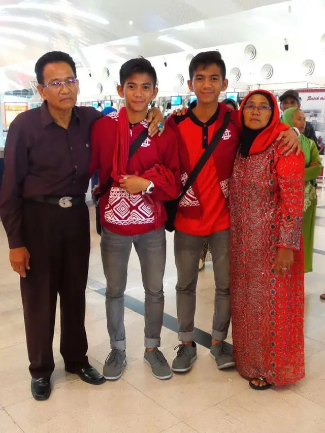 Meninggal Dunia, Ini 7 Potret Kenangan Rizki dan Ridho D'Academy Bersama Sang Ayah