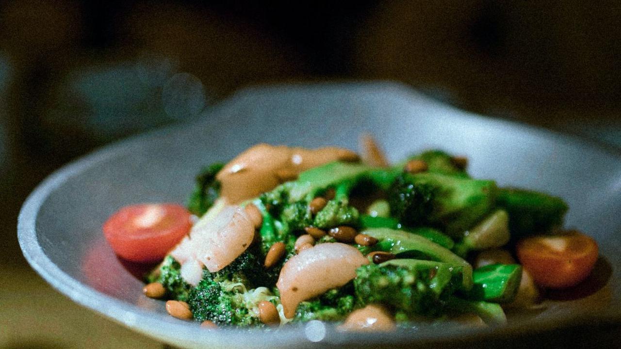 Pantun sahur lucu bisa kamu kirimkan kepada orang terdekat yang tengah menjalankan ibadah puasa, terutama saat bulan Ramadan.  Pantun lucu sahur dapat menjadi pengingat agar orang terdekat dan tersayang tidak melewatkan waktu sahur.