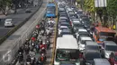  Pengendara memasuki jalur bus Transjakarta di Jalan Mampang, Jakarta, Senin (13/6). Polisi akan memberikan surat tilang slip biru dengan denda tilang sebesar Rp500.000 bagi pengendara yang memasuki jalur Transjakarta. (Liputan6.com/Gempur M Surya)