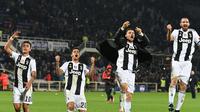 Para pemain Juventus merayakan kemenangan 2-0 atas Fiorentina pada pekan ke-14 Liga Italia 2018-19 di Artemio Franchi, Minggu (2/12/2018) dini hari WIB. (Claudio Giovannini/ANSA via AP)
