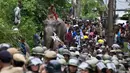 Seekor gajah tiba untuk membantu melakukan penggusuran di Suaka Margasatwa Amchang di pinggiran Gauhati, India (25/8). Pasukan keamanan India mengerahkan gajah untuk menggusur sejumlah rumah ilegal di kawasan tersebut. (AP Photo/Anupam Nath)