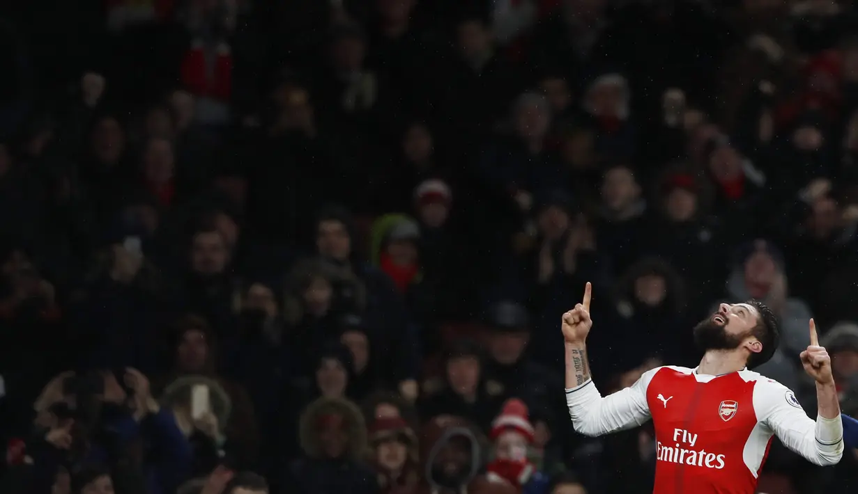 Striker Arsenal, Olivier Giroud, merayakan gol yang dicetaknya ke gawang Crystal Palace pada laga Liga Inggris di Stadion Emirates, Inggris, Minggu (1/1/2017). (Reuters/Stefan Wermuth)