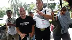 Penyanyi Iwa K dikaawal petugas saat tiba di RSKO, Jakarta, Jumat (5/5). Kabarnya, Iwa K akan menjalani proses rehabilitasi akibat kedapatan membawa narkoba jenis ganja, saat berada di Bandara Soekarno Hatta. (Liputan6.com/Herman Zakharia)