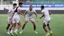 <p>Pemain Madura United, Cleberson (tengah) dkk saat melakukan gim dalam sesi official training di Stadion Gelora Bangkalan, Madura, Kamis (30/5/2024) jelang laga leg kedua final Championship Series BRI Liga 1 2023/2024 menghadapi Persib Bandung, Jumat, 31 Mei 2024. (Bola.com/Bagaskara Lazuardi)</p>