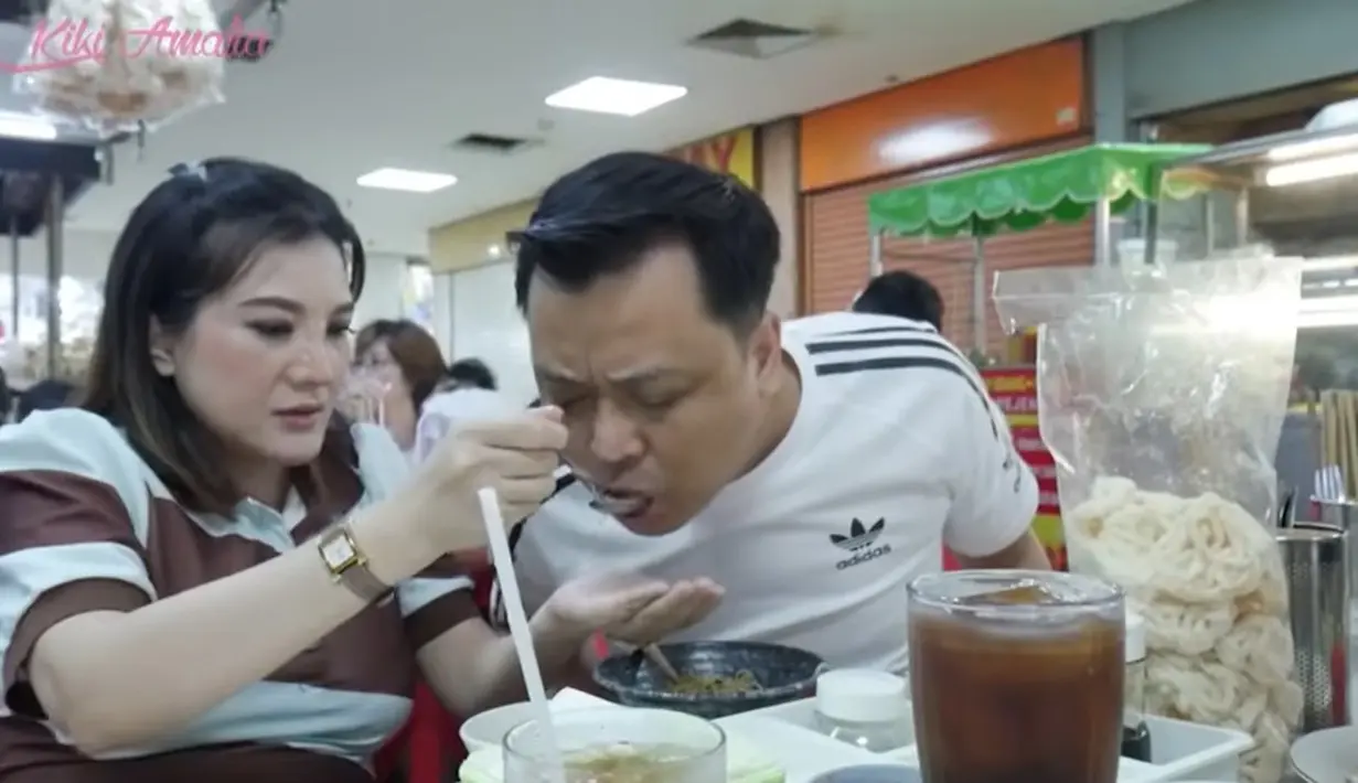 Kalau Kiki sejak lama suka bakmie, sedangkan sang suami memilih nasi goreng sebagai makanan favoritnya. [Youtube/Kiki Amalia]