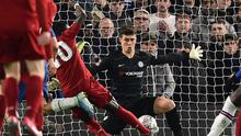 Kiper Chelsea, Kepa Arrizabalaga, tampil gemilang dan melakukan penyelamatan gemilang saat bersua Liverpool pada laga babak kelima Piala FA di Stamford Bridge, Selasa (3/3/2020). The Blues pun menang 2-0 atas The The Reds. (AFP/Glyn Kirk)
