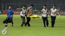 Pemain Sriwijaya FC, Wildansyah dievakuasi saat laga melawan Persija dilanjutan Torabika Soccer Championship presented by IM3 Ooredoo di Stadion GBK Jakarta, Jumat (24/6). Laga dihentikan, Sriwijaya FC unggul 1-0. (Liputan6.com/Helmi Fithriansyah)