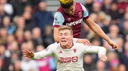Main di kandang sendiri, West Ham United langsung menelan Manchester United. Mereka nyaris unggul cepat pada menit kelima lewat sepakan Emerson. Beruntung bagi Setan Merah, kiper Andre Onana masih bisa membendung tendangan voli Emerson itu. (AP Photo/Kirsty Wigglesworth)