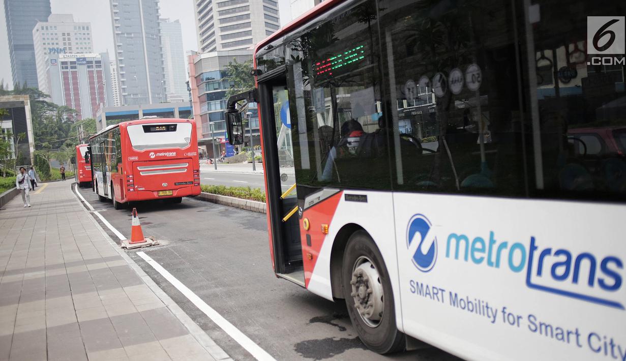 Bus Metrotrans menunggu penumpang di kawasan integrasi transportasi Dukuh Atas, Selasa (30/4/2019). Kawasan Terintegrasi Dukuh Atas  menghubungkan empat transportasi umum di DKI Jakarta, yaitu Transjakarta, MRT, KRL, LRT, dan Kereta Bandara. (Liputan6.com/Faizal Fanani)