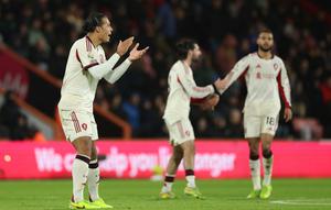 Kapten Liverpool Virgil van Dijk (kiri) berusaha menyemangati rekan-rekannya di laga kontra Bournemouth di pekan ke-23 Liga Inggris 2025/2026 di Vitality Stadium, Minggu (25/01/2026) dini hari WIB. (AP Photo/Ian Walton)