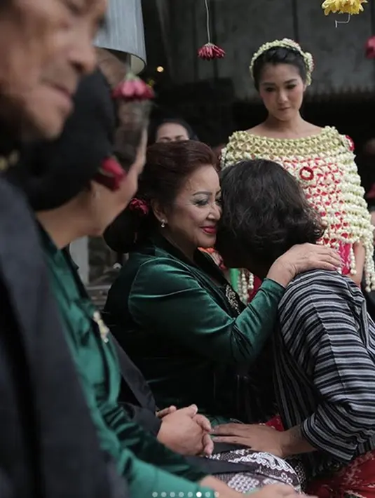 Sang suami, Ivan Handoyo pun juga melakukan sungkeman kepada orang tua. Acara adat tersebut tampak berlangsung dengan penuh kesakralan. (Instagram/dominiquediyose)
