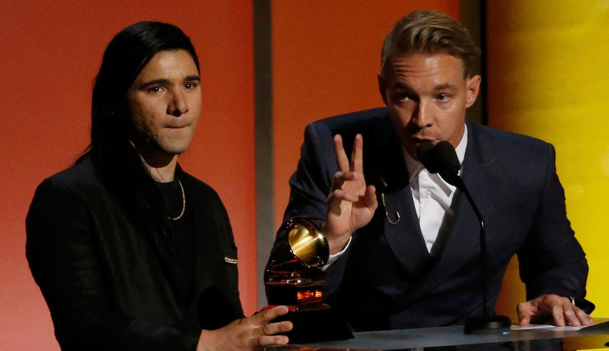 Jack U, Skrillex (kiri) dan Diplo, menerima penghargaan dalam kategori Best Dance Recording untuk lagu Where Are U Now, lagu garapan mereka untuk Justin Bieber, pada Grammy Awards ke-58 di Los Angeles, Senin (15/2). (REUTERS/Mario Anzuoni)