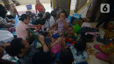 Pengungsi korban kebakaran rumah di Jalan Bangka Buntu I, Kelurahan Bangka, Mampang rapatan, Jakarta Selatan, Selasa (27/12/2022). Kebakaran dilaporkan terjadi pukul 20.05 WIB, Senin (26/12/2022). (merdeka.com/Imam Buhori)