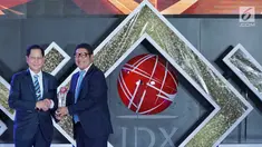 Dirut PT Bursa Efek Indonesia Inarno Djajadi (kanan) memberikan penghargaan kepada Presdir BCA Jahja Setiaatmadja (kiri) pada IDX Channel Innovation Awards 2019 di Jakarta, Rabu (14/8/2019). IDX Channel memberikan apresiasi dalam penerapan digitalisasi perbankan sepanjang 2018. (Liputan6.com/HO/Eko)
